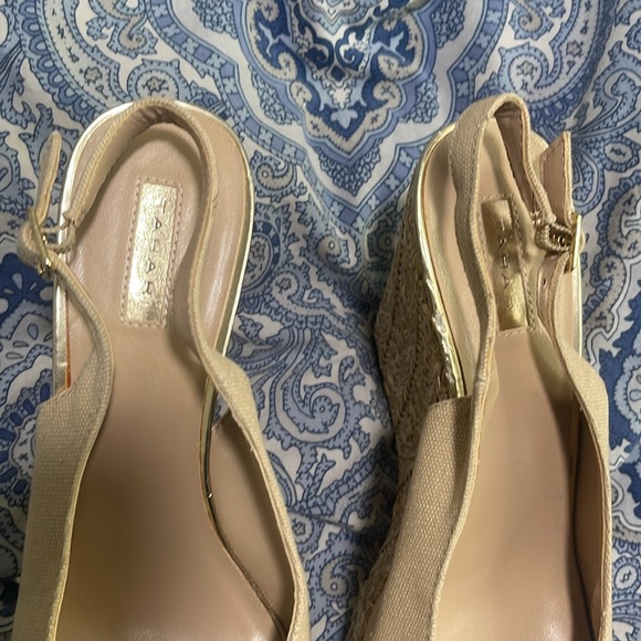 Tahari Gold Wedges - Picture 2 of 5